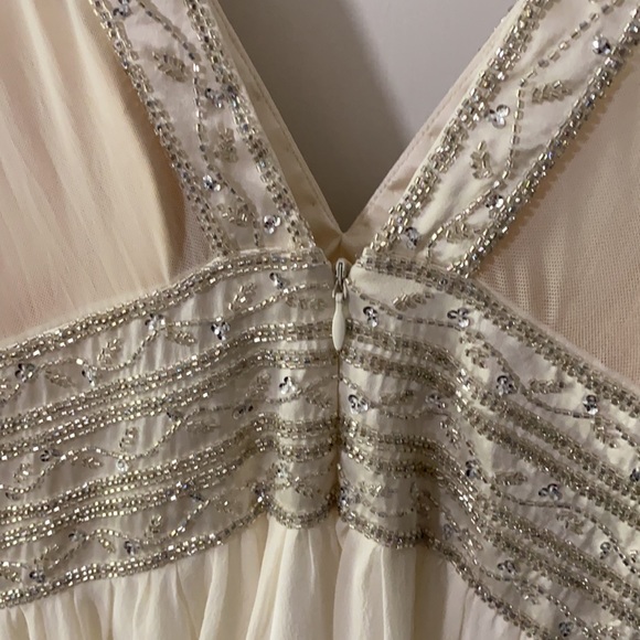 Dress to impress, Beautiful dress, night gown, delicate, simple elegance size 2 - Picture 2 of 11